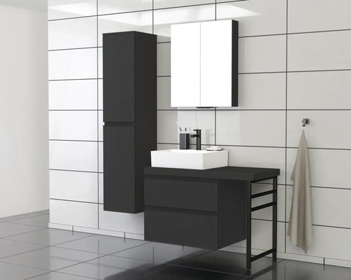 Kúpeľňa s umývadlovou skrinkou, zrkadlovou skrinkou a vysokou skrinkou