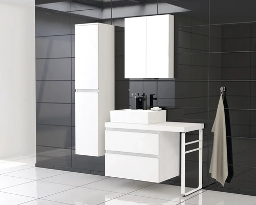 Moderná kúpeľňa s umývadlom, spodnou skrinkou, zrkadlovou skrinkou a vysokou skrinkou pred tmavou stenou