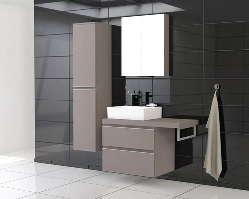 Moderná kúpeľňa s umývadlom, zrkadlovou skriňou a vysokou skriňou