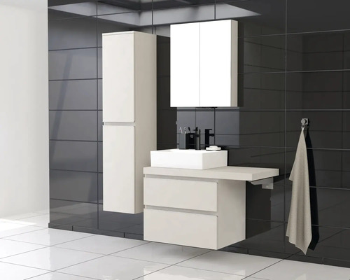 Moderná kúpeľňa s umývadlom, zrkadlovou skrinkou a vysokou skriňou