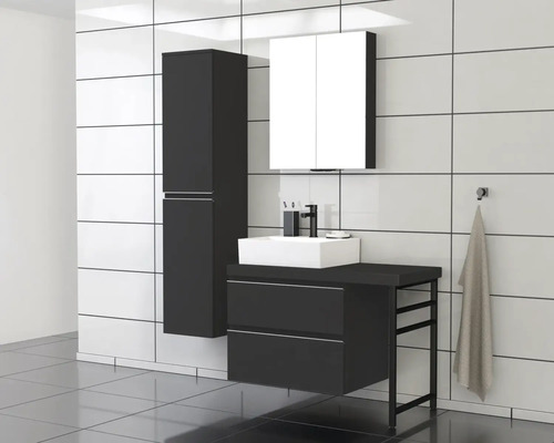 Moderná kúpeľňa s umývadlom, zrkadlovou skrinkou a vysokou skriňou