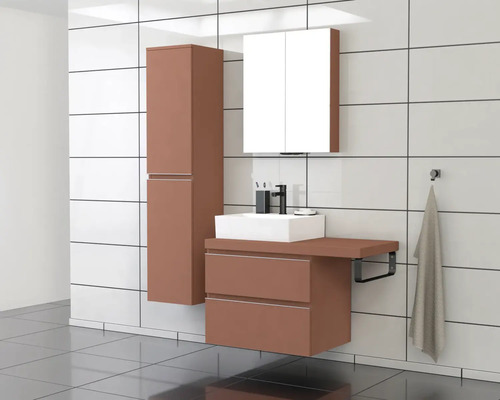 Kúpeľňa s umývadlovou skrinkou, zrkadlovou skrinkou a vysokou skrinkou