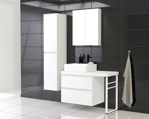 Moderná kúpeľňa s bielou umývadlovou skrinkou, zrkadlovou skrinkou a vysokou skrinkou na pozadí čiernych dlaždíc.