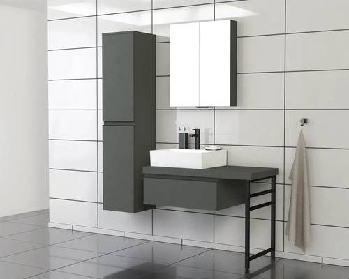 Kúpeľňa s umývadlom, spodnou skrinkou, vysokou skrinkou a zrkadlovou skrinkou