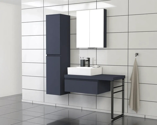 Moderná kúpeľňa s umývadlom, zrkadlovou skrinkou a vysokou skriňou