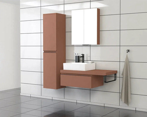 Moderná kúpeľňová súprava s umývadlom, zrkadlovou skrinkou a vysokou skrinkou pred bielymi obkladačkami