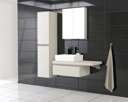 Kúpeľňa s umývadlom, zrkadlovou skrinkou a vysokou skrinkou pred tmavými dlaždicami