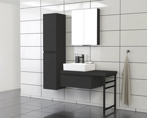 Moderná kúpeľňová zostava s umývadlom, zrkadlovou skriňou a vysokou skriňou pred obkladanou stenou