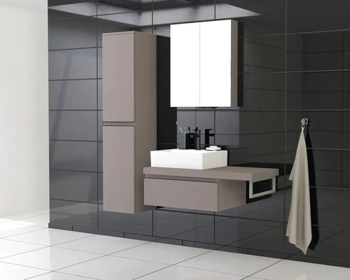 Moderná kúpeľňa s umývadlom, zrkadlovou skrinkou a vysokou skrinkou na pozadí tmavých obkladov