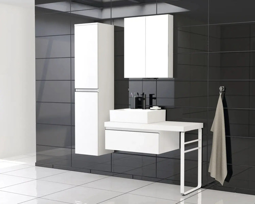 Moderná kúpeľňa s bielym umývadlom, vysokou skriňou a zrkadlovou skriňou na pozadí tmavých dlaždíc