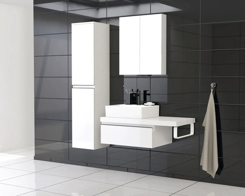 Moderná kúpeľňa s umývadlom, zrkadlovou skrinkou a vysokou skriňou