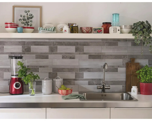 Samolepiaci panel sivý WallTiles Premium Stone mossaic 34,5 x 30 cm Kuchynská scéna s umývadlom, batériou, obklady a dekoráciami na policiach.