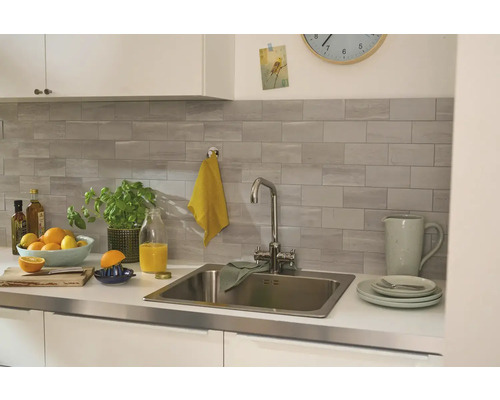 Svetlá kuchyňa s drezom, batériou a kuchynským náčiním