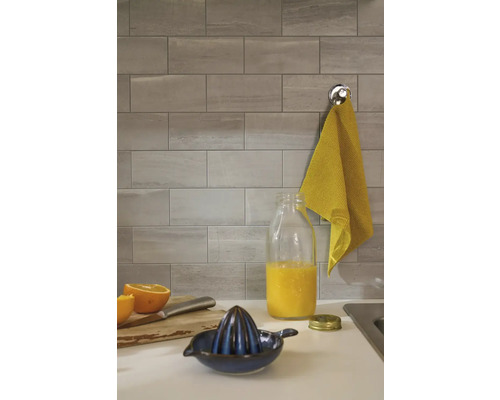 Sivé obkladačky v kuchyni s odšťavovačom a džbánom