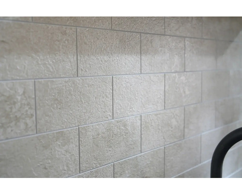 Detail obkladu steny s obdĺžnikovým formátom.