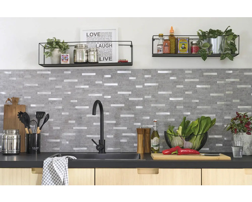 Kuchynská scéna s umývadlom, batériou, policami a obkladom