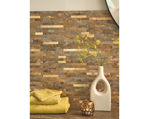 Obklad stien s obkladovými kameňmi vo vzhľade kameňa a ozdobnými lištami