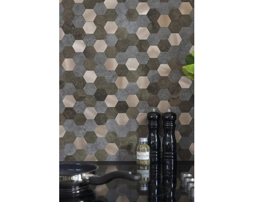 Nástenná dekorácia so šesťuholníkovými mozaikovými dlaždicami v rôznych farbách a štruktúrach v kuchyni.