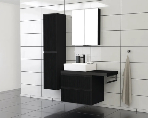 Kúpeľňa s umývadlovou skrinkou, zrkadlovou skrinkou a vysokou skrinkou