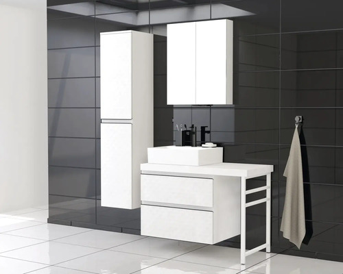 Kúpeľňa s umývadlovou skrinkou, zrkadlovou skrinkou a vysokou skriňou pred tmavými obkladmi