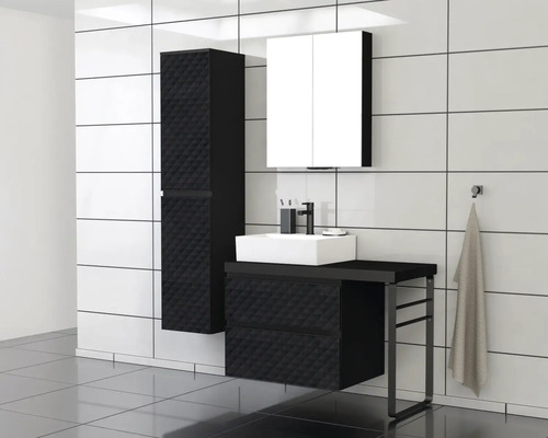 Kúpeľňa s umývadlom, zrkadlovou skrinkou a vysokou skrinkou v čiernej farbe s kosoštvorcovým vzorom