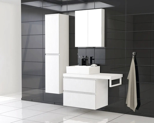 Kúpeľňa s umývadlovou skrinkou, vysokou skriňou a zrkadlovou skrinkou pred čiernou stenou