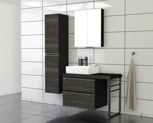 Kúpeľňa s umývadlom, zrkadlovou skrinkou a vysokou skrinkou