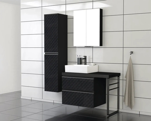 Kúpeľňa s umývadlovou skrinkou, umývadlom, zrkadlovou skrinkou a vysokou skrinkou