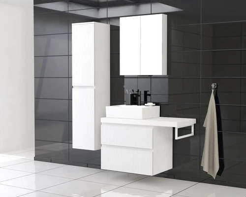 Moderná kúpeľňa s bielym umývadlom, zrkadlovou skriňou a vysokou skriňou na pozadí čiernych dlaždíc