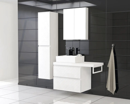 Kúpeľňa s umývadlovou skrinkou, závesnou skrinkou a zrkadlovou skrinkou pred tmavými obkladačkami