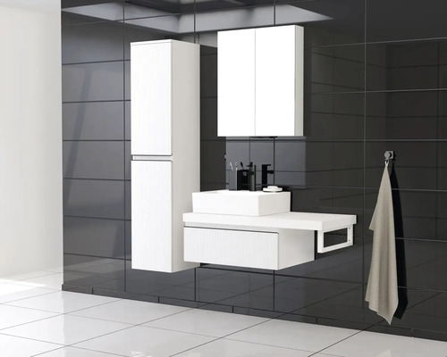 Moderná kúpeľňová zostava s umývadlom, zrkadlovou skrinkou a vysokou skrinkou