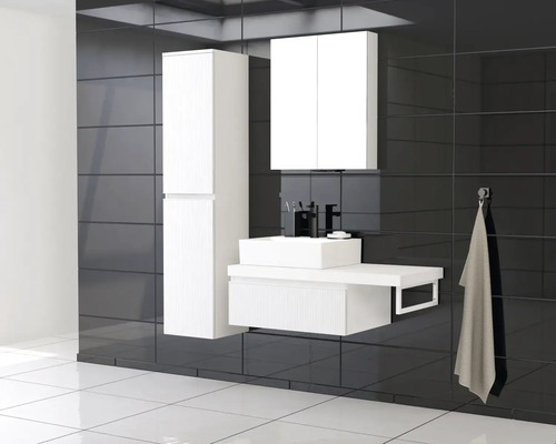 Moderná kúpeľňa s umývadlovou skrinkou, zrkadlovou skrinkou a vysokou skrinkou pred tmavou obkladovou stenou