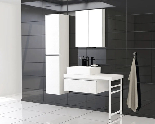 Kúpeľňa s umývadlom, spodnou skrinkou, zrkadlovou skrinkou a vysokou skrinkou pred čiernou stenou