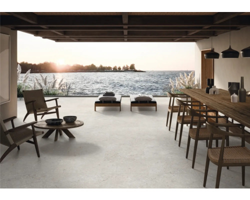 Terasa so sedacím nábytkom, ležadlami a jedálenským stolom s výhľadom na more.