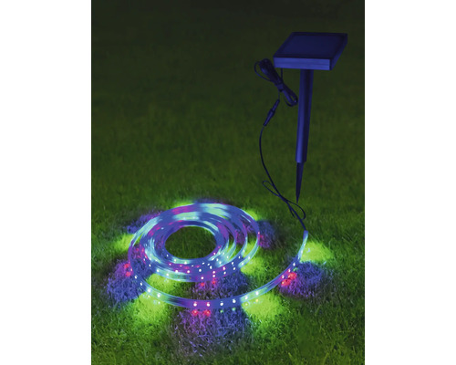 Solárna svetelná reťaz so zemným hrotom na trávniku