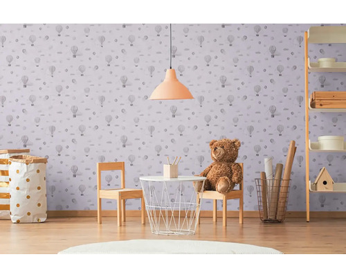 Detská izba s tapetou s motívmi teplovzdušných balónov, detským nábytkom a dekoráciou