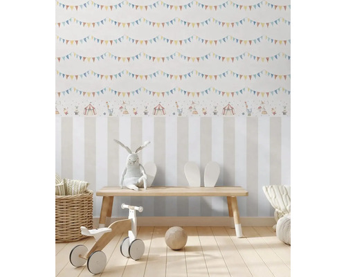 Detská izba s tapetou s motívom cirkusu, drevenou podlahou a hračkami