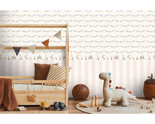 Detská izba s detskou posteľou a pruhovanou tapetou s motívom cirkusu