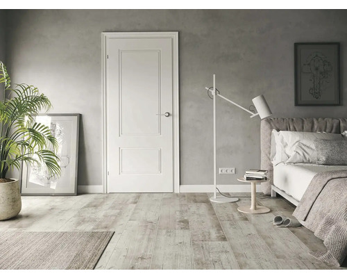 Spálňa s dverami, posteľou a izbovou rastlinou