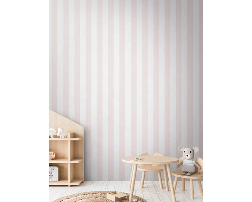 Detská izba s pruhovanou tapetou, stolom a stoličkou