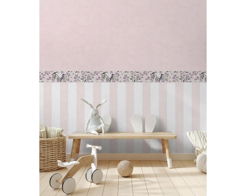 Detská izba s hračkami a pruhovaným okrajom so vzorom vtákov
