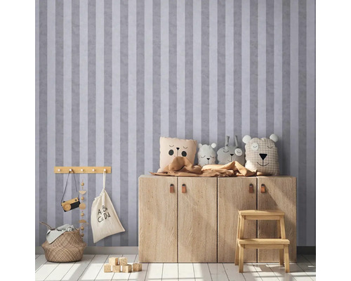 Detská izba s pruhovanou tapetou, drevenou komodou a hračkami