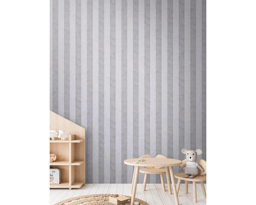 Detská izba s pruhovanou tapetou, stolom, stoličkami a regálom