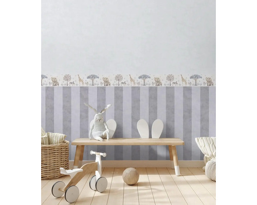 Detská izba s pruhovanou tapetou, bordúrou s motívmi zvierat, drevenou lavicou a hračkami