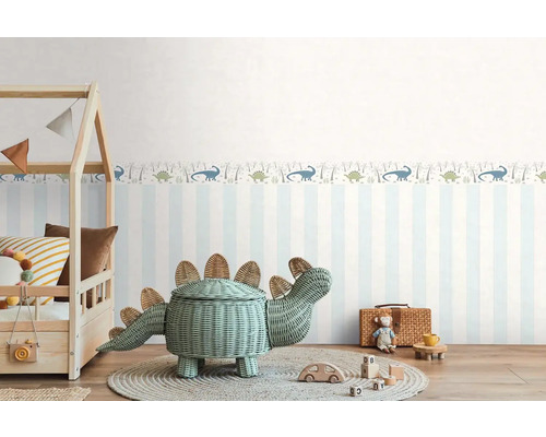 Detská izba s pruhovanou tapetou, dinosaurovou bordúrou a dinosaurovým košom