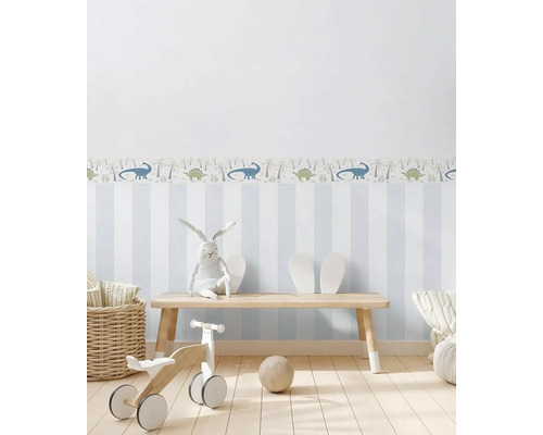 Detská izba s pruhovanou tapetou a dinosauriou bordúrou, zdobená hračkami