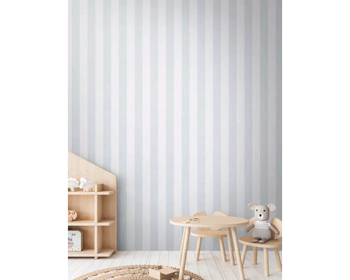 Detská izba s pruhovanou tapetou, stolom a stoličkami