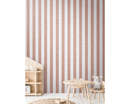 Detská izba s pruhovanou tapetou, stolom a stoličkami