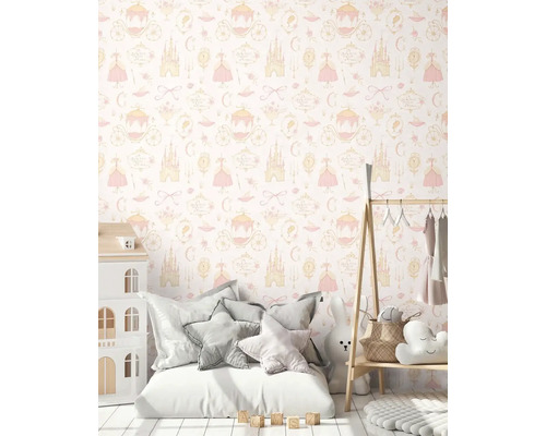 Dievčenská izba s tapetou s motívmi zámku, kočiarov a šiat, plus hračky a domček pre bábiky