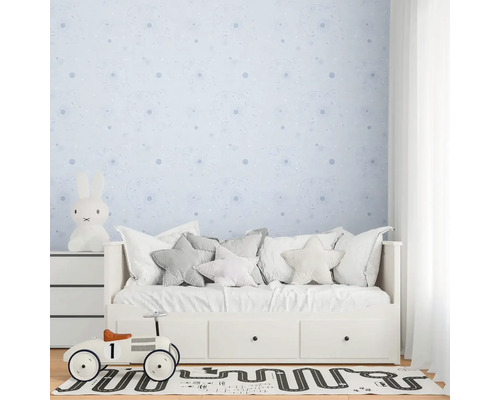 Detská izba s tapetou so vzorom, sedačkou, autíčkom a kobercom